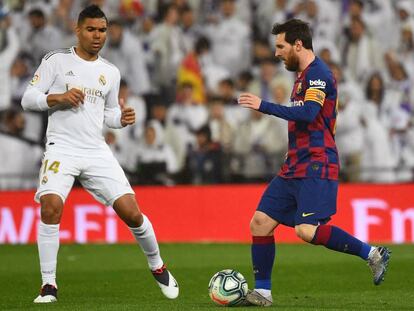 Messi conduce el balón ante Casemiro.