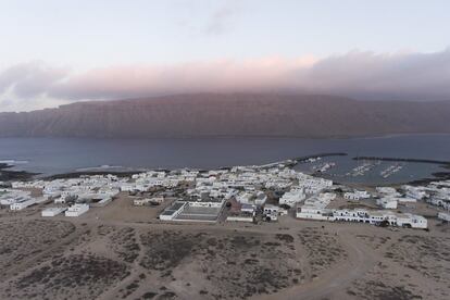 Vista aérea la Caleta del Sebo, situada en la isla de La Graciosa.