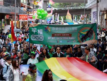 Decenas de personas participan en una manifestaci&oacute;n del Orgullo gay en Hong Kong, el 26 de noviembre de 2016. 