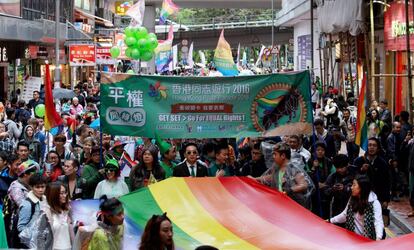 Decenas de personas participan en una manifestaci&oacute;n del Orgullo gay en Hong Kong, el 26 de noviembre de 2016. 