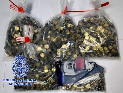 Bolsas de las monedas de dos euros incautadas a los estafadores.