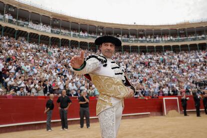 Enrique Ponce, durante el paseíllo de su despedida en Valencia.