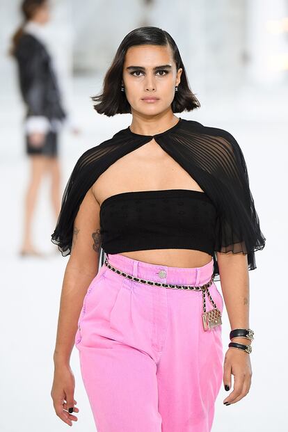 La modelo Jill Kortleve, con su icónica melenita, en el desfile de Chanel PV 2021 en París. (Photo by Stephane Cardinale – Corbis/Corbis via Getty Images)