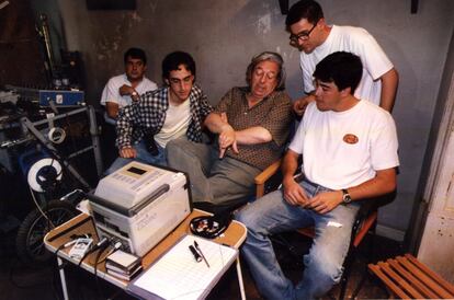 De izquiera a derecha: Íñigo Echávarri (con camisa de cuadros) meritorio de dirección en el rodaje de 'La hora de los valientes', el director Antonio Mercero, Eduardo Biurrun (con gafas) y Nacho Ibarreta, ambos meritorios de cámara del mismo rodaje..
