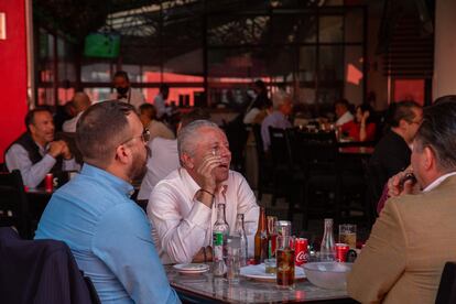 Comensales en la terraza de la cantina El Gran León de Oro, en la Ciudad de México, este martes. 