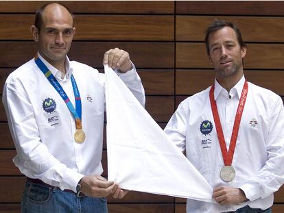 Xabi Martínez e Iker Fernández, el pasado jueves en Madrid con sus medallas olímpicas de Atenas 2004 (oro) y Pekín 2008 (plata).