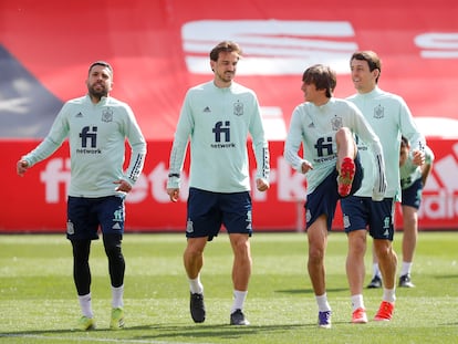 De izquierda a derecha, Jordi Alba, Fabián, Brian Gil y Oyarzabal, durante un entrenamiento de la selección española. / (EFE)