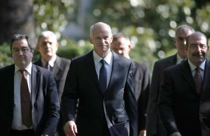 Yorgos Papandreu se ha reunido con el presidente griego, Carolos Papulias, tras superar la moción de confianza en el Parlamento. Asegura que las conversaciones para crear un Gobierno de unidad comenzarán muy pronto