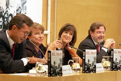 De izquierda a derecha, Ricardo Cavallero, María Cruz Seoane, Susana Sueiro y Juan Luis Cebrián.