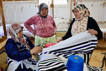 Fatima Stitou, presidenta de la cooperativa de Khizana, remataba un 'mendil' ayudada por dos compañeras, a principios de abril.