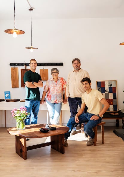 La familia Sangiovanni Lorenzo, en su tienda, los padres Isabel y Fernando junto a los hijos Agustín (izquierda) y Joaquín. El trabajo en este taller es totalmente artesanal. La máquina de control numérico solo la utilizan para marcar las piezas poniéndoles el nombre: Sangiovanni. Tampoco trabajan grandes cantidades.