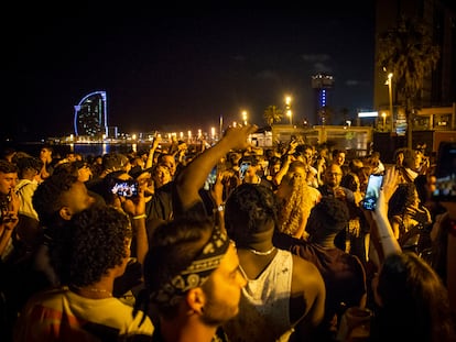 Botellón en la playa de Barcelona en julio de 2021, en la primera noche de vuelta del toque de queda por la pandemia.