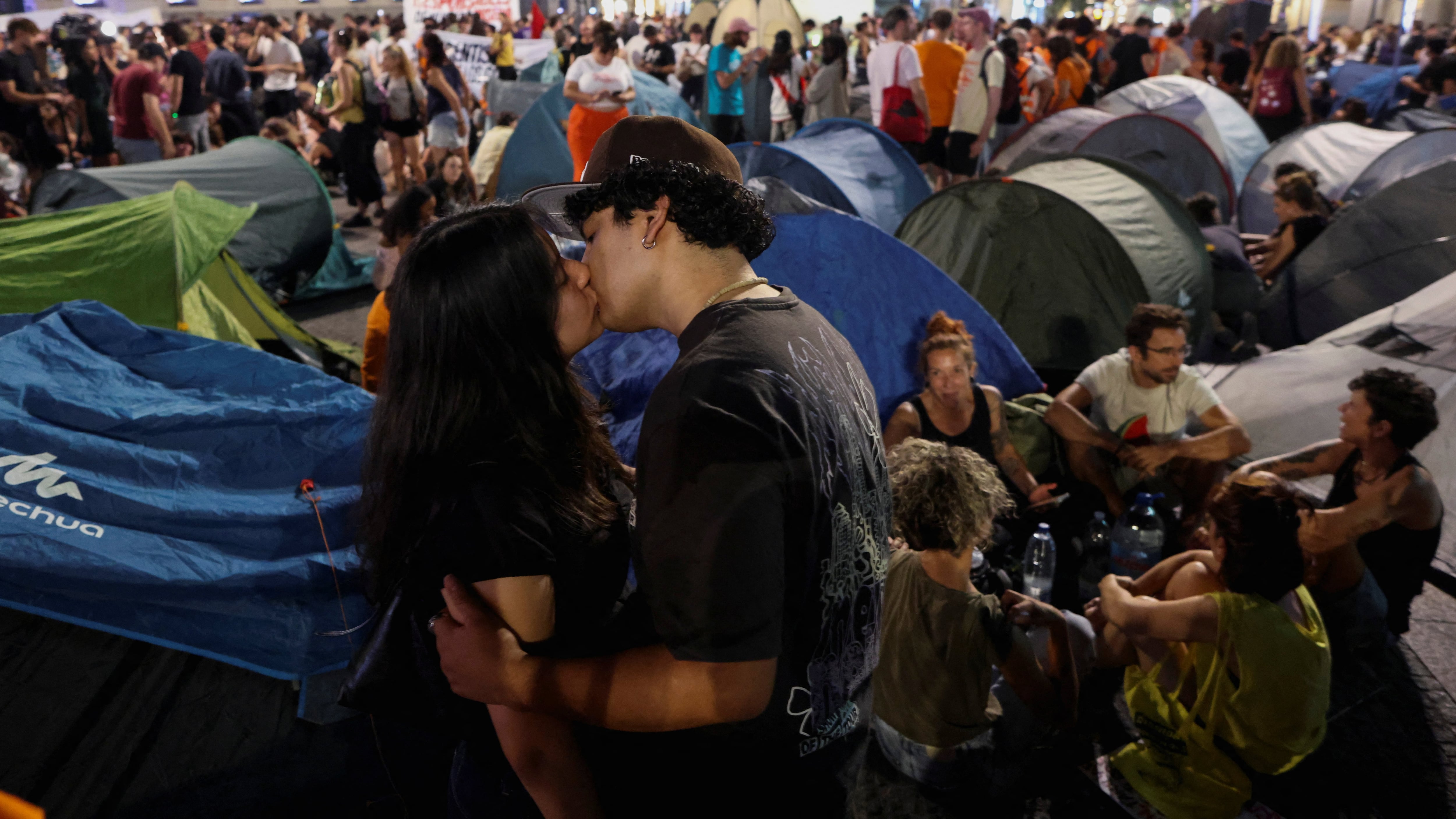 “Hasta el final, compañeros”: Sol vuelve a acampar quince años después del 15-M