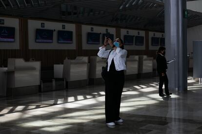 Una mujer saca una foto de las instalaciones del AIFA, este miércoles.