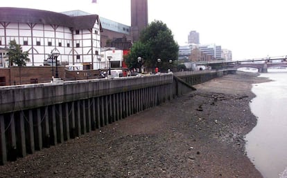 El lugar a orillas del Támesis donde se encontró el torso, con la Tate Modern a la izquierda, dos días después del hallazgo.