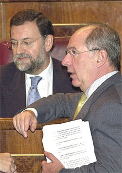 Mariano Rajoy y Rodrigo Rato, ayer en el Congreso.