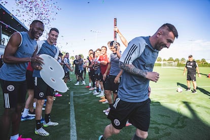 El futbolista Leo Messi (a la derecha), a su llegada al Inter Miami, en Miami (EE UU).