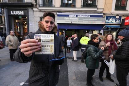 El 5 es el número que más veces ha resultado premiado como cifra final, con 32 veces (aunque nunca ha terminado en 25). Le sigue el 4, con 27 veces, y el 6, también con 27 apariciones. En la imagen, Luis enseña el décimo de lotería de Doña Manolita tras esperar dos horas y media de cola.