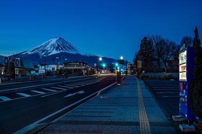 Fujikawaguchiko, Yamanashi, Japón. (Roadside Lights II)