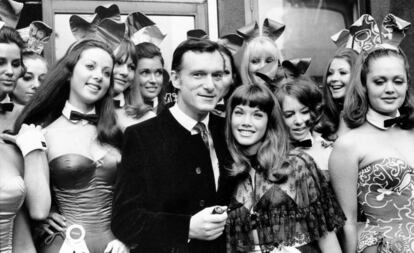 Hugh Hefner, rodeado de las llamadas conejitas Playboy, en septiembre de 1969.