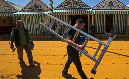 Unos operarios trabajan en los preparativos de la Feria de Abril de Sevilla del año pasado.