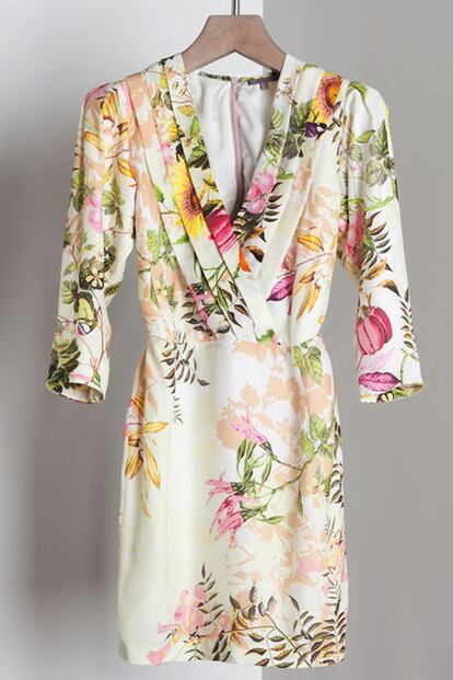 Vestido de seda y estampado tropical de Uterqüe. Precio: 149 euros.