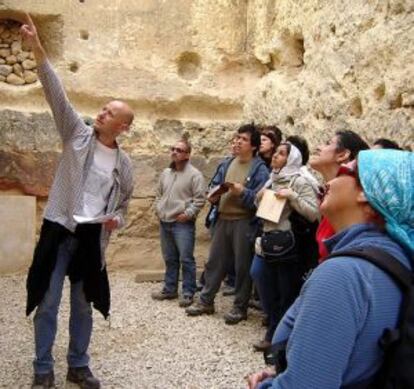 Josep Cervelló dando una clase en Egipto.