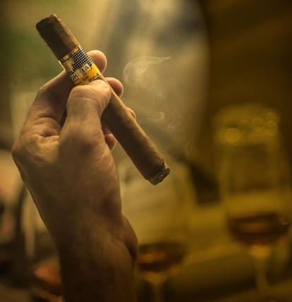 Ya solo queda disfrutar de los matices avainillados, torrefactados e incluso con notas de chocolate de un Cohiba.