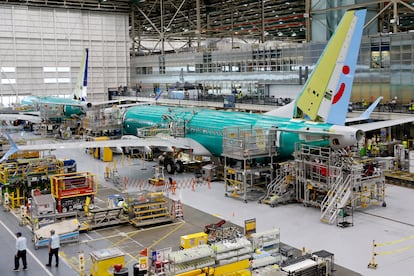 Montaje de un Boeing 737 MAX en la fábrica de la compañía en Renton (Washington, EE UU).