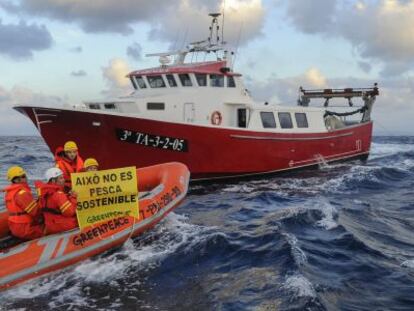 Activistas increpan a un barco por no hacer pesca sostenible.