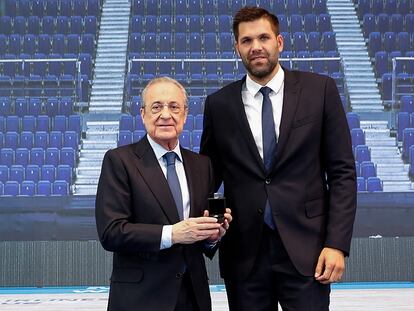 Felipe Reyes recibe la insignia de oro y brillantes del Real Madrid de manos de Florentino Pérez