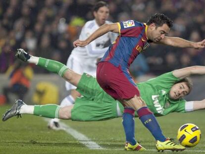 Xavi y Casillas en un partido de noviembre de 2010.