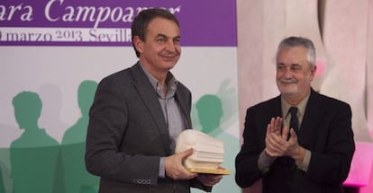 Zapatero recibe el Premio Campoamor de manos de Gri&ntilde;&aacute;n.