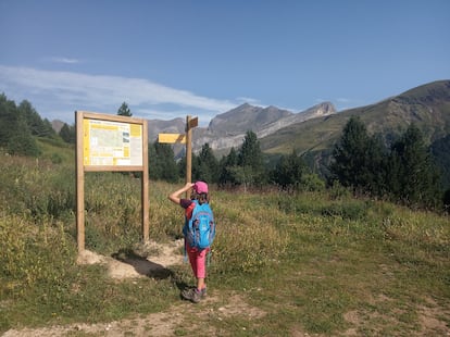 Una niña observa las indicaciones para senderistas. Imagen proporcionada por Montaña Segura.