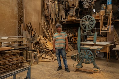 Gabriel Ariosa, carpintero, posa en su taller ubicado en la localidad de Río Segundo.