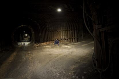 Un minero, en el interior de la mina de Las Cuevas, cerca de la localidada de Velilla del Río Carmen, Palencia.