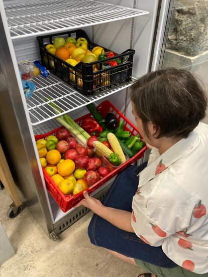 Nikkoletta Theodoridi mostra verdures i fruites recuperades al Cafè de la Lleialtat, Sobres Mestres.