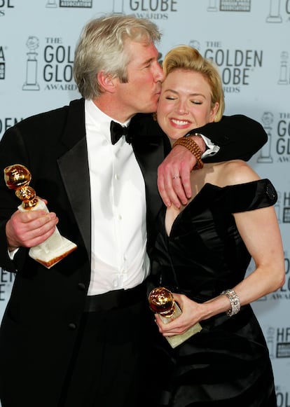 Richard Gere y Renee Zellweger sujetan los Globos de Oro que ganaron por 'Chicago' en 2003.