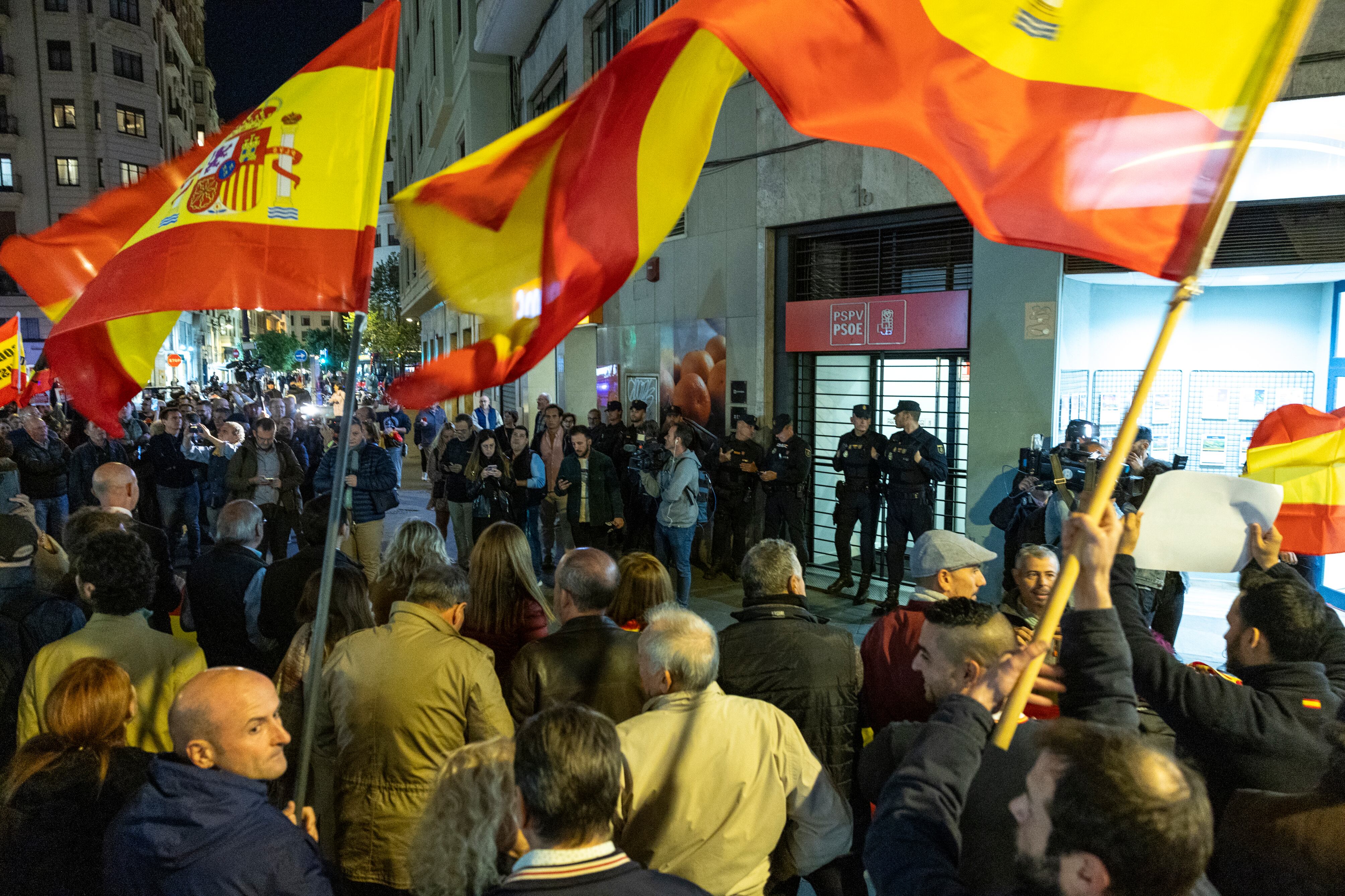 Protesta celebrada contra la amnistía ante la sede del PSPV-PSOE en Valencia, este lunes.