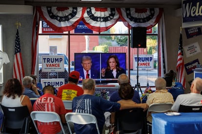 Integrantes de un club republicano se reúnen para ver el debate en Escondido (California).