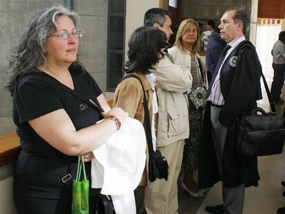 De izquierda a derecha, Isabel Quintairos, su mujer, dos miembros del comité de empresa de la Cope, y el abogado de la cadena, ayer.
andrés fraga