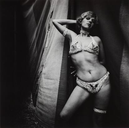 Fotografía de la serie 'Carnival Strippers', (1972-75), de Susan Meiselas.