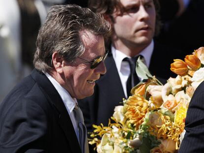El desconsolado Ryan O'Neal durante el entierro de su compañera.