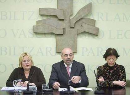 Pastor, entre las parlamentarias del PSE Isabel Celaá (derecha) y Joana Madrigal, en la rueda de prensa.