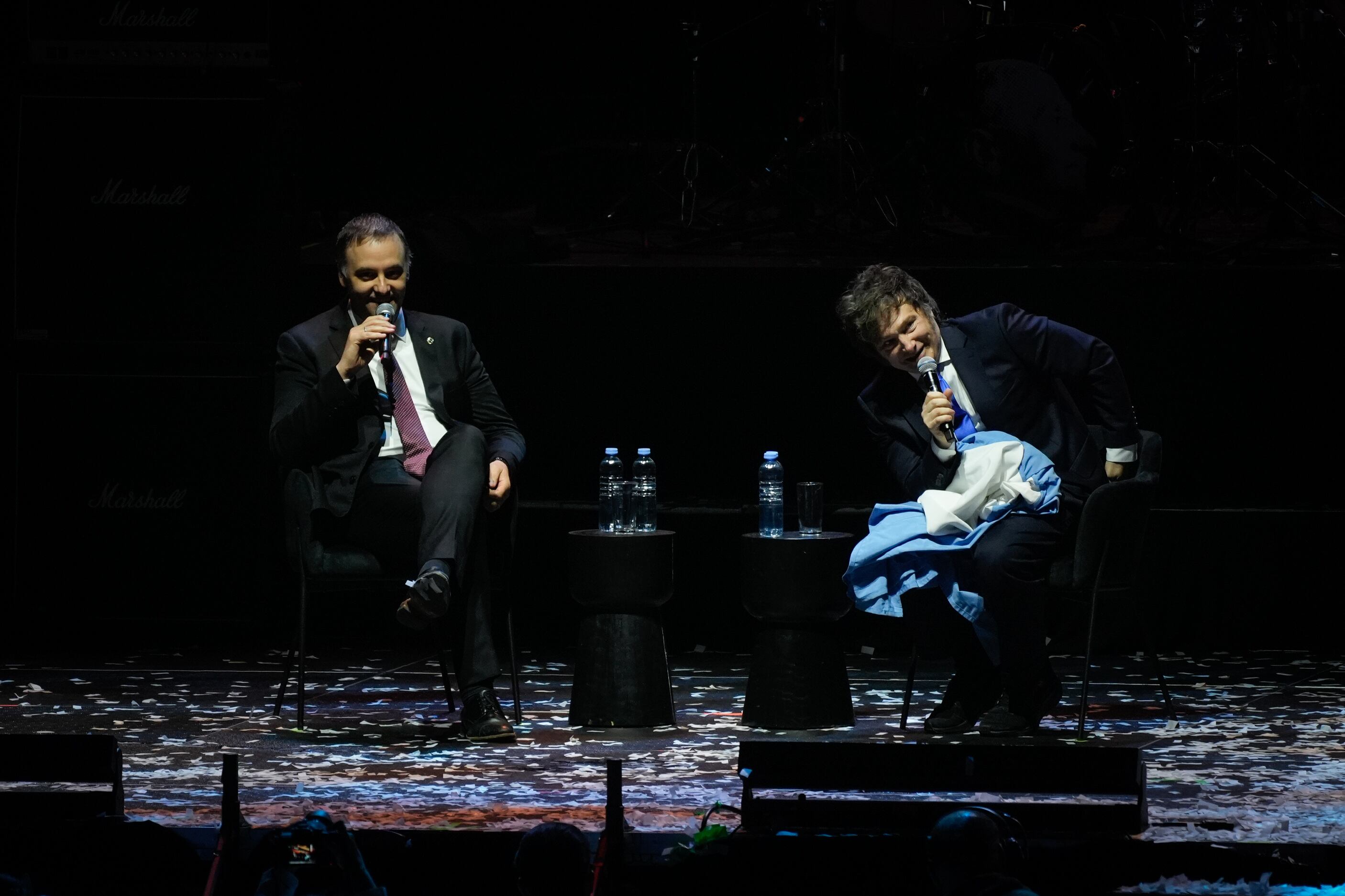 Manuel Adorni y Javier Milei durante la presentación del libro 'La Construcción del Milagro'.