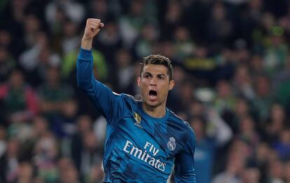 La celebración de Cristiano Ronaldo después del primer gol de Asensio al Betis.