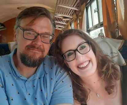 Kayleigh Smith y William Nelson, víctimas del accidente del funicular de Lisboa, en una imagen difundida por la policía británica.