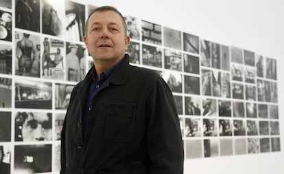 Vicente Todolí, el pasado sábado, frente a uno de los mosaicos fotográficos de la exposición La mirada de las cosas, de Bombas Gens, en Valencia/