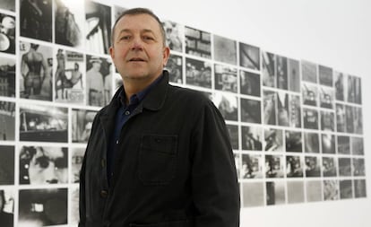 Vicente Todolí, el pasado sábado, frente a uno de los mosaicos fotográficos de la exposición La mirada de las cosas, de Bombas Gens, en Valencia/ 