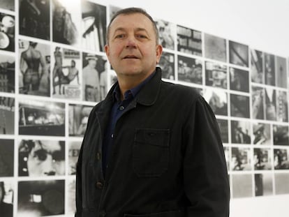 Vicente Todolí, el pasado sábado, frente a uno de los mosaicos fotográficos de la exposición La mirada de las cosas, de Bombas Gens, en Valencia/ 